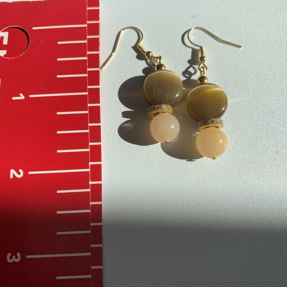 Elegant Gold and Cream Beaded Earrings Made from Agate and Jade Stones - Picture 3 of 7